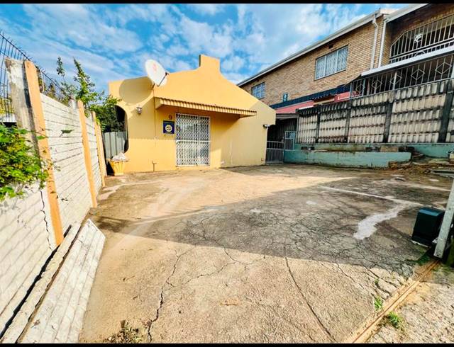 2 BEDROOM HOUSE FOR SALE IN NEWLANDS WEST